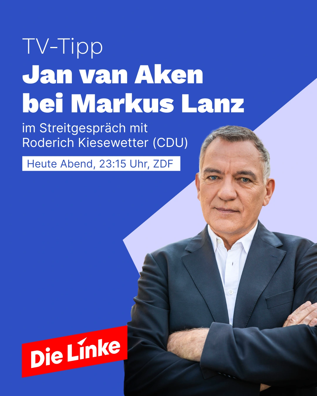Die Grafik zeigt Jan van Aken in einem dunklen Anzug mit weißem Hemd und verschränkten Armen. Er blickt direkt nach vorn. Der Hintergrund der Grafik ist überwiegend blau gestaltet, mit einer helleren geometrischen Form hinter der Person. Links auf der Grafik steht der Text „TV-Tipp“, darunter „Jan van Aken bei Markus Lanz“. Darunter folgt der Hinweis „im Streitgespräch mit Roderich Kiesewetter (CDU)“. In einem hervorgehobenen Feld steht außerdem „Heute Abend, 23:15 Uhr, ZDF“. Unten links ist das rote Logo der Partei Die Linke zu sehen.